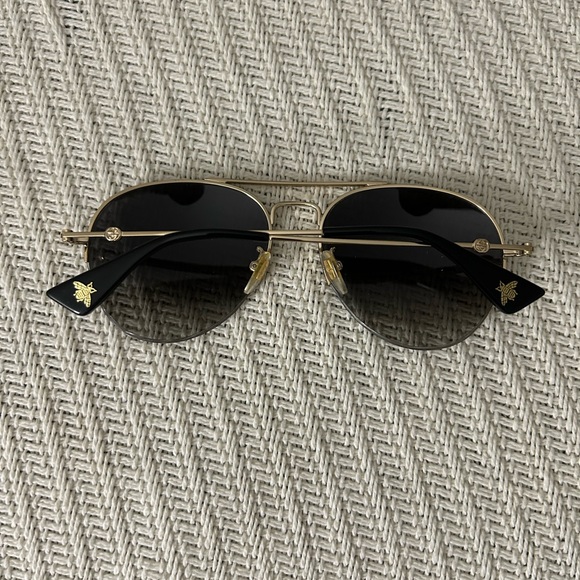 Gucci aviators “P” (polarized) GG0107S sunglasses. Slight cloth marks on lenses - Picture 4 of 8